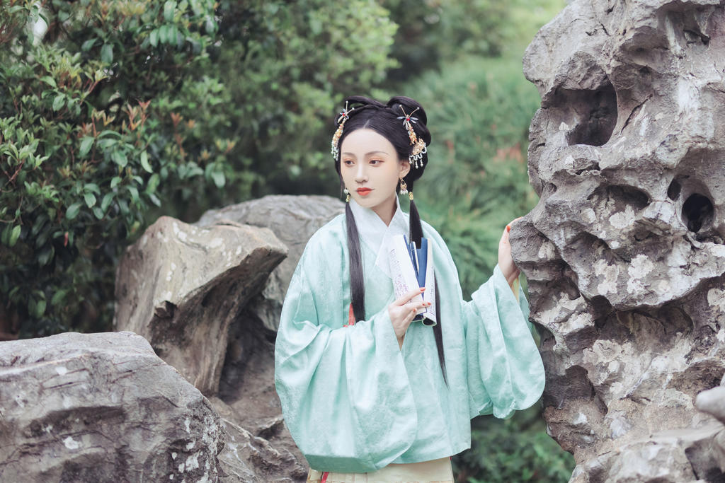 汉服美女杏眼桃腮清新脱俗图片