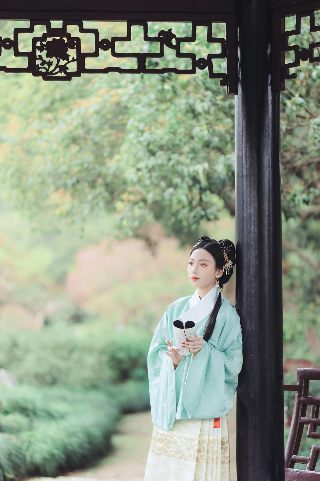 汉服美女杏眼桃腮清新脱俗图片