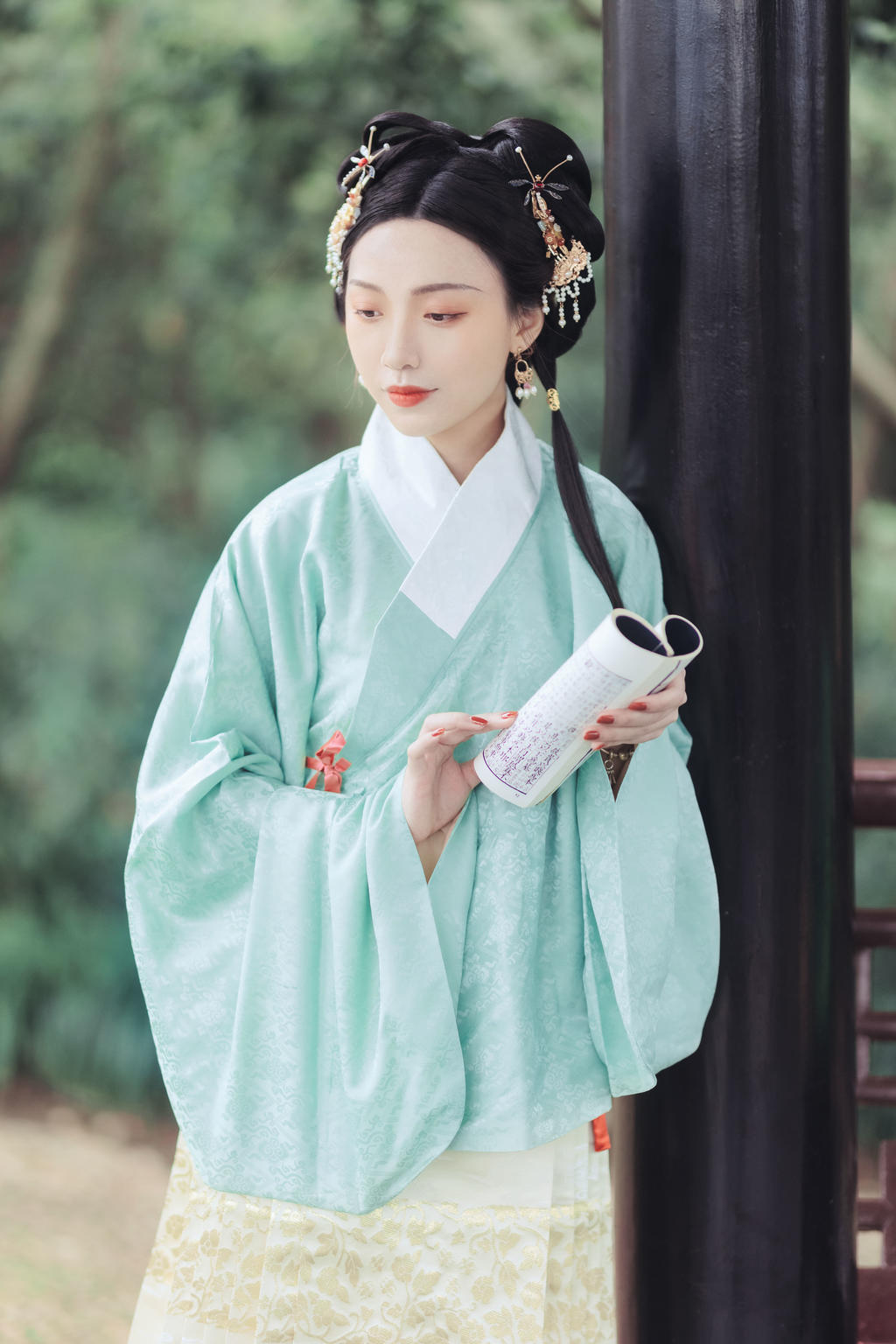 汉服美女杏眼桃腮清新脱俗图片