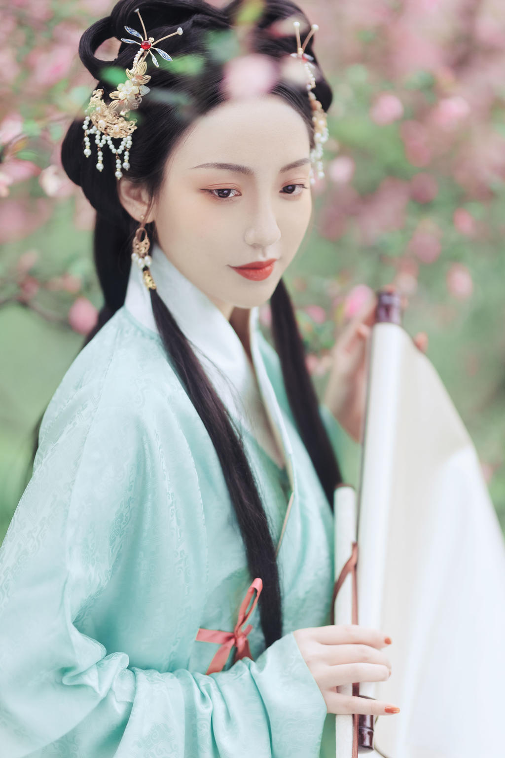 汉服美女杏眼桃腮清新脱俗图片