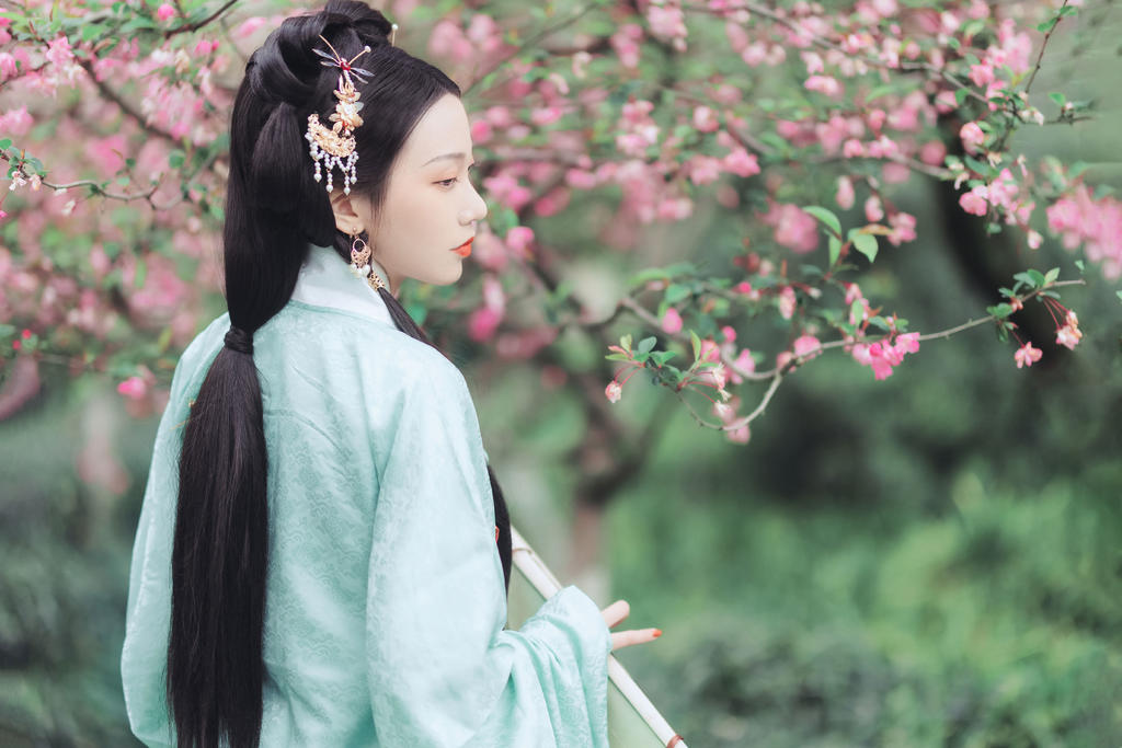汉服美女杏眼桃腮清新脱俗图片