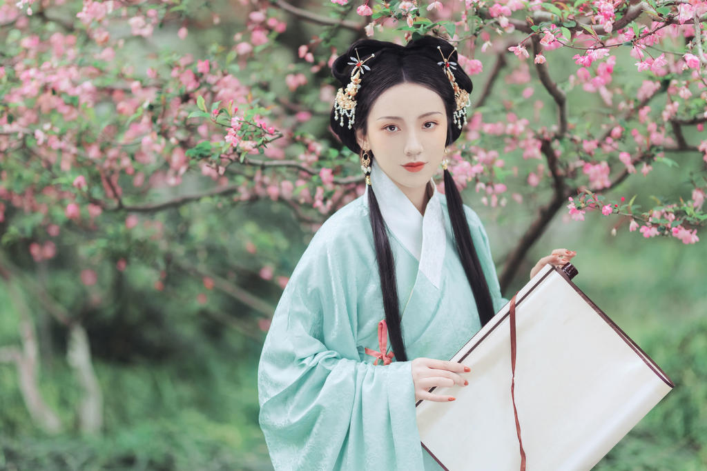 汉服美女杏眼桃腮清新脱俗图片
