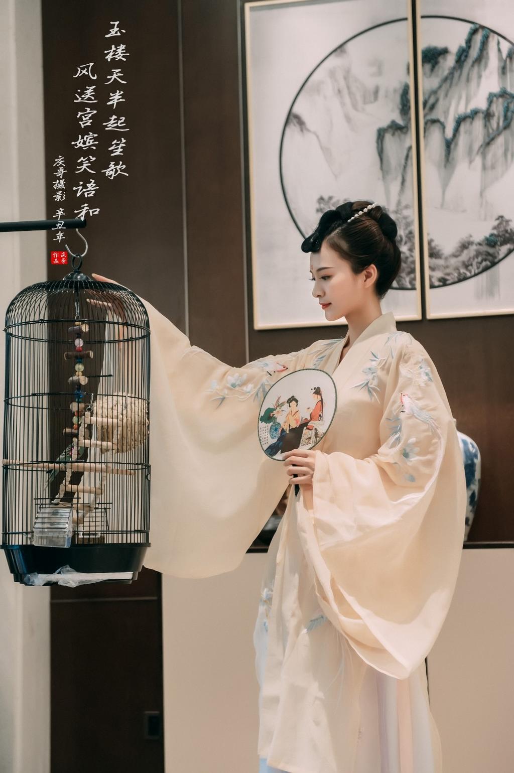 古装美女手执罗扇翩翩起舞图片