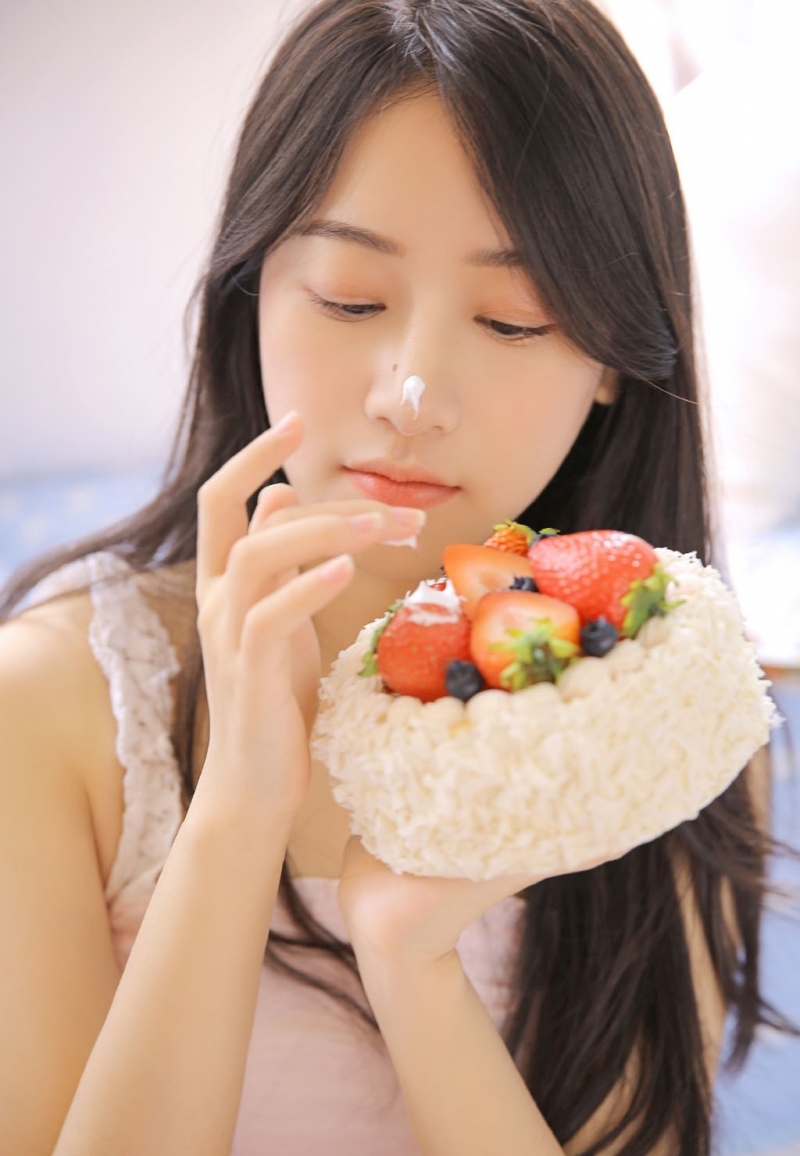 黑长直发气质女神吊带香肩图片