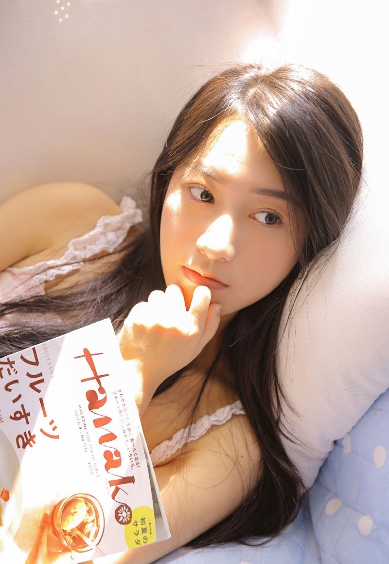 黑长直发气质女神吊带香肩图片