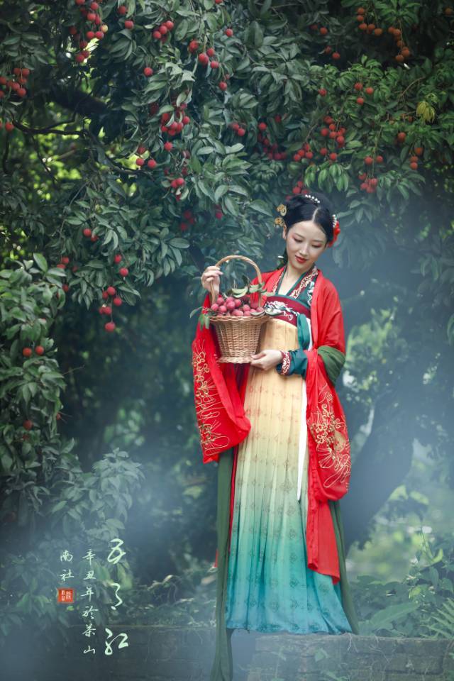 古装美女红唇雪肤妩媚妖娆图片