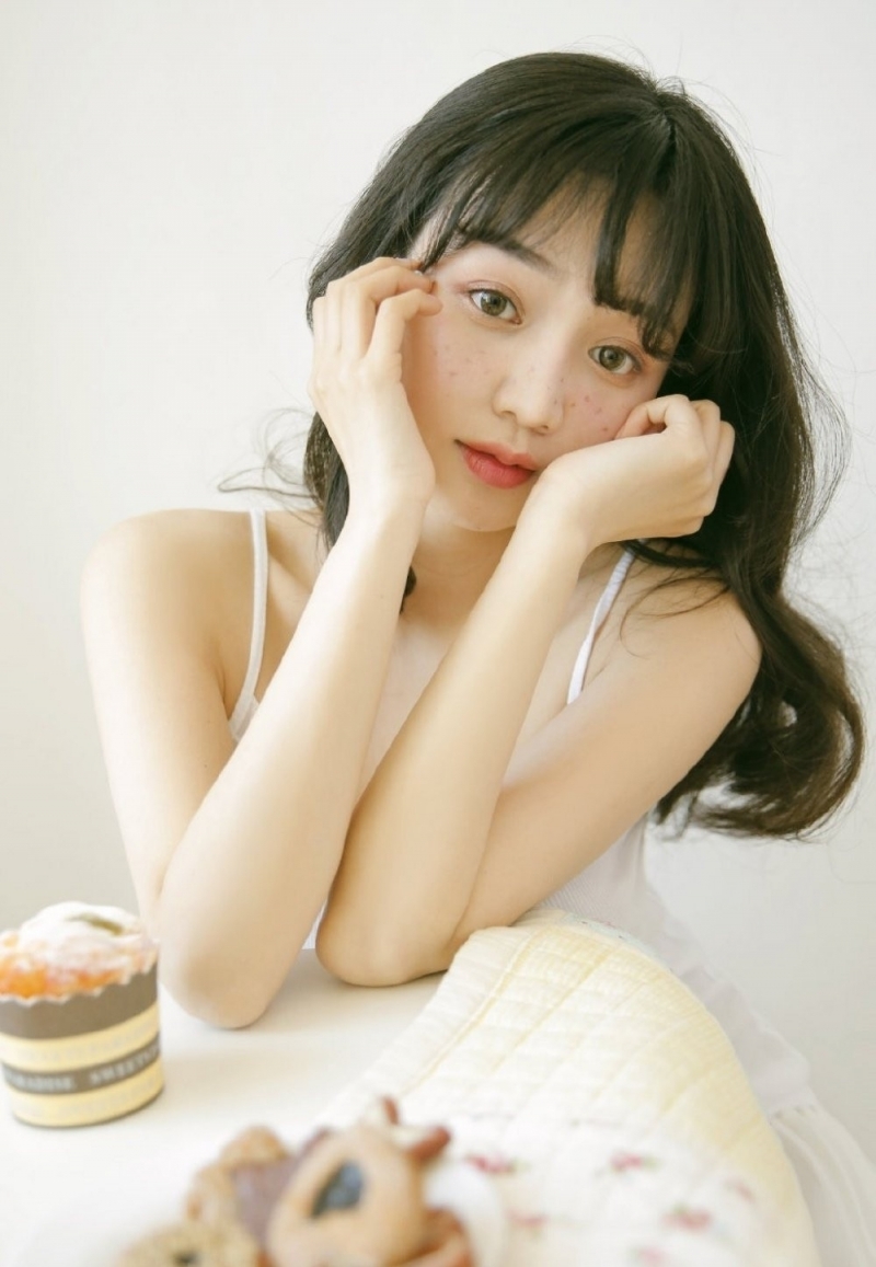 居家美女吊带短裤香肩美腿图片