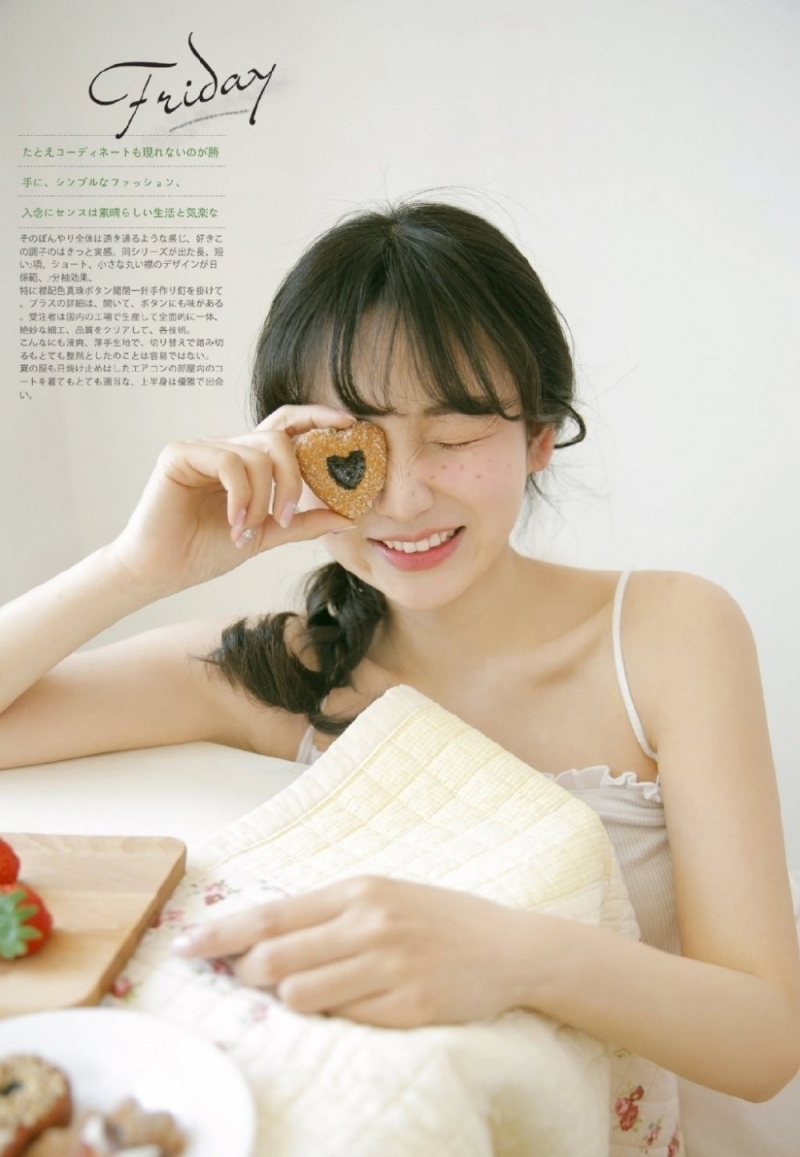 居家美女吊带短裤香肩美腿图片