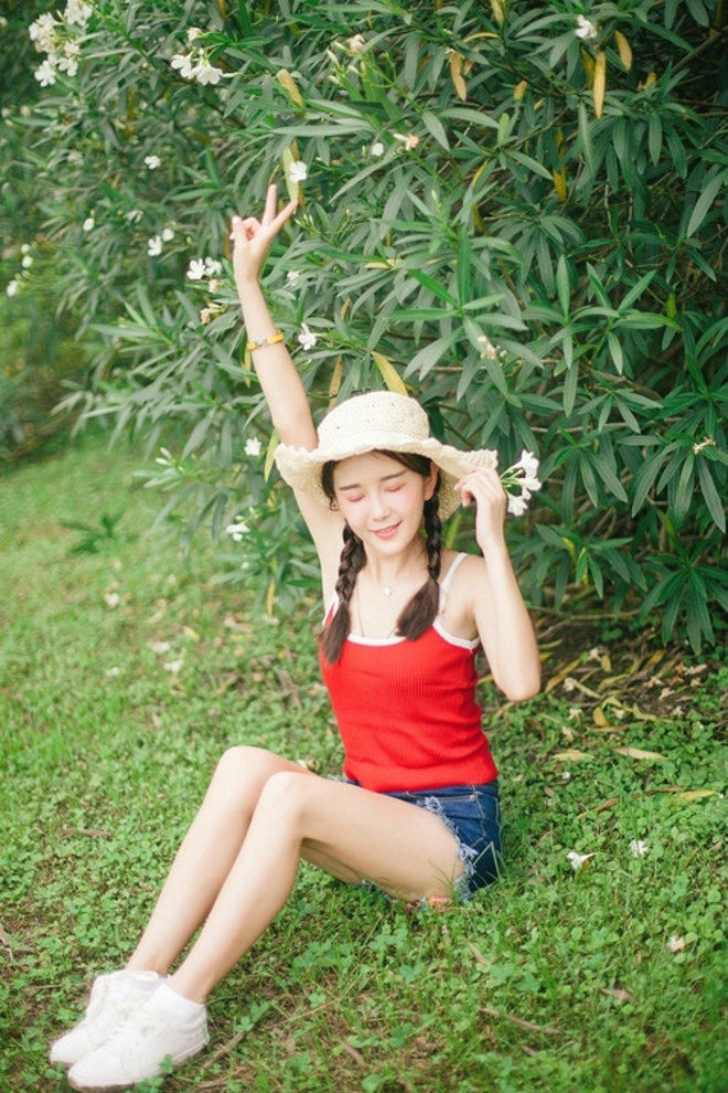 麻花辫小姐姐清新脱俗草地写真