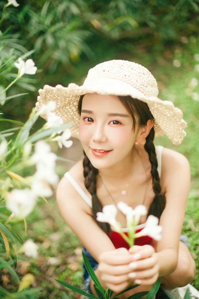 麻花辫小姐姐清新脱俗草地写真