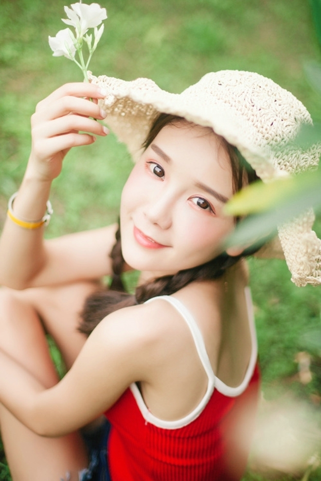 麻花辫小姐姐清新脱俗草地写真