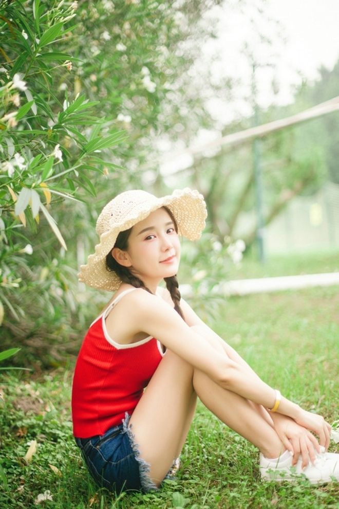 麻花辫小姐姐清新脱俗草地写真
