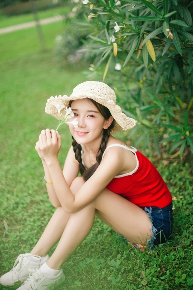 麻花辫小姐姐清新脱俗草地写真
