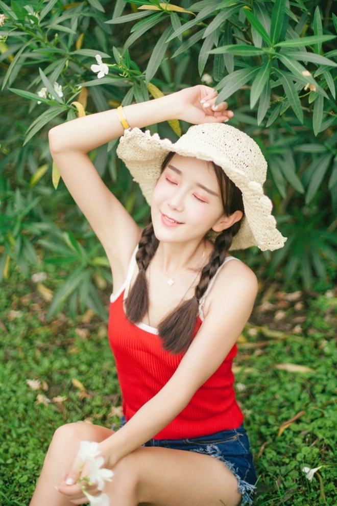 麻花辫小姐姐清新脱俗草地写真