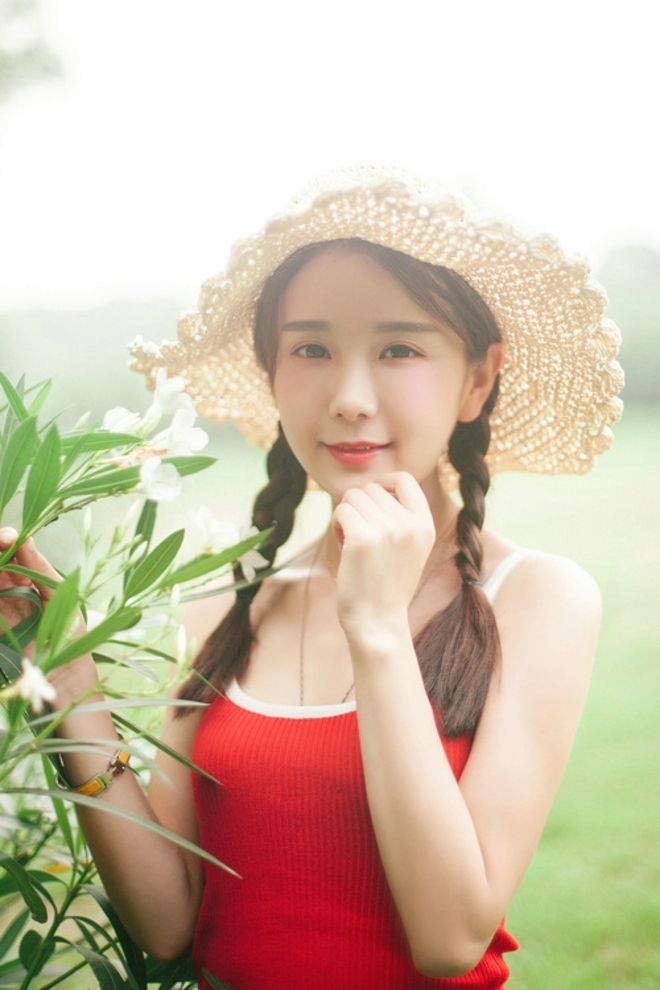 麻花辫小姐姐清新脱俗草地写真