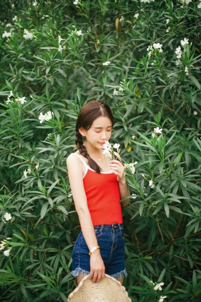 麻花辫小姐姐清新脱俗草地写真