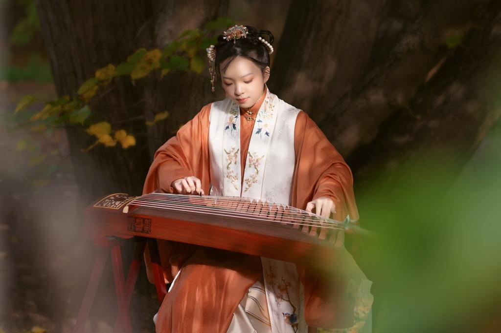 弹古筝的汉服美女翩翩起舞图片
