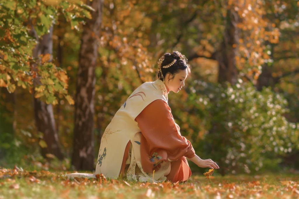 弹古筝的汉服美女翩翩起舞图片