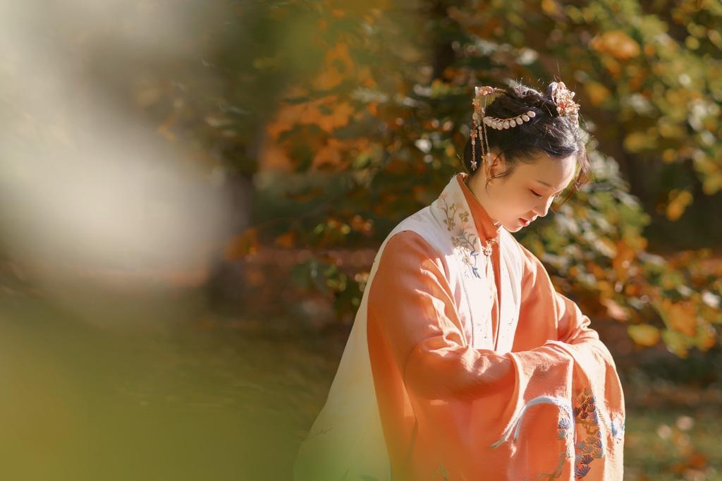 弹古筝的汉服美女翩翩起舞图片