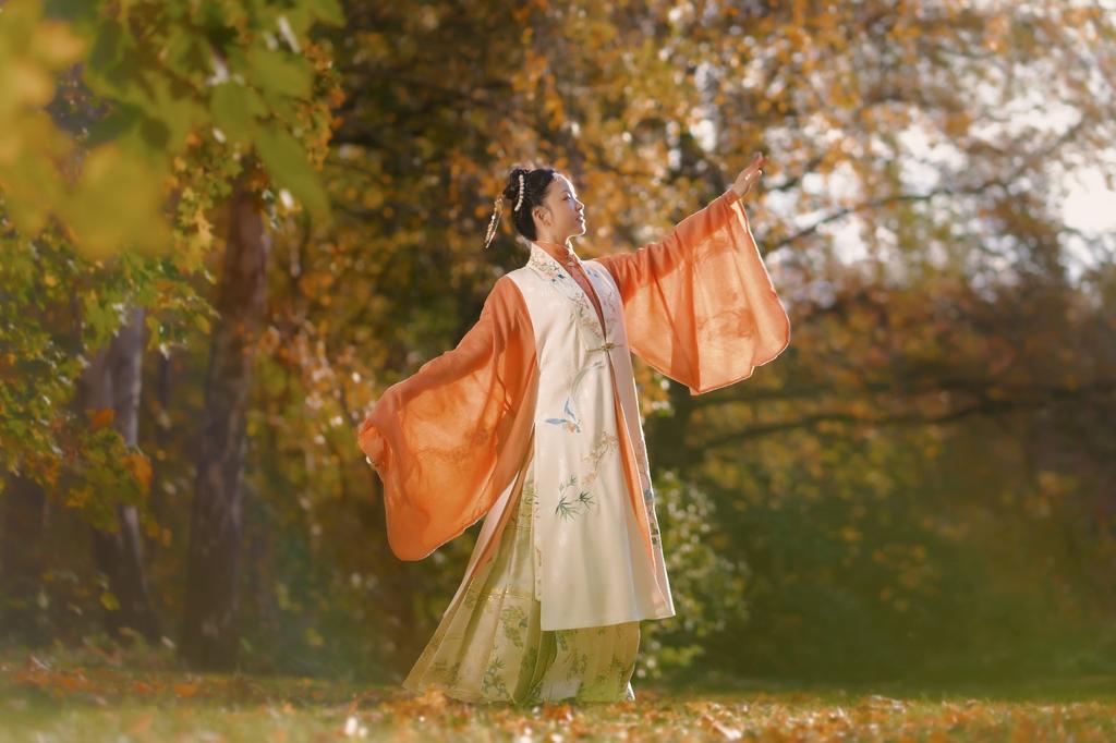 弹古筝的汉服美女翩翩起舞图片