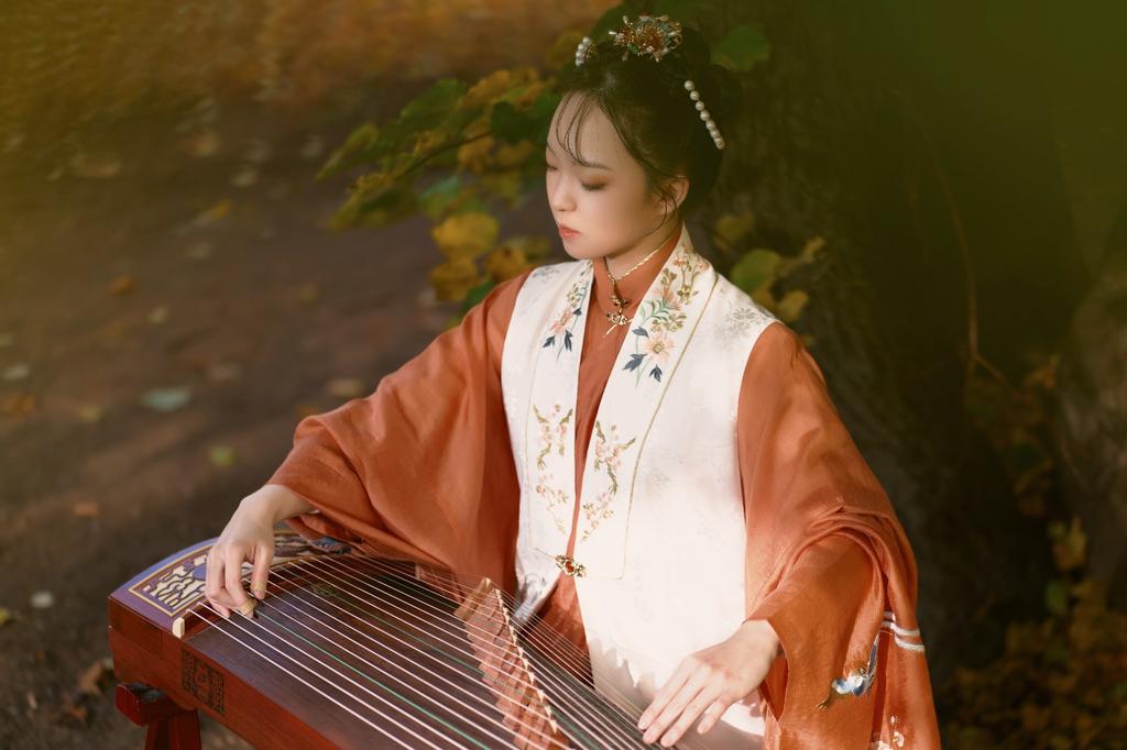 弹古筝的汉服美女翩翩起舞图片