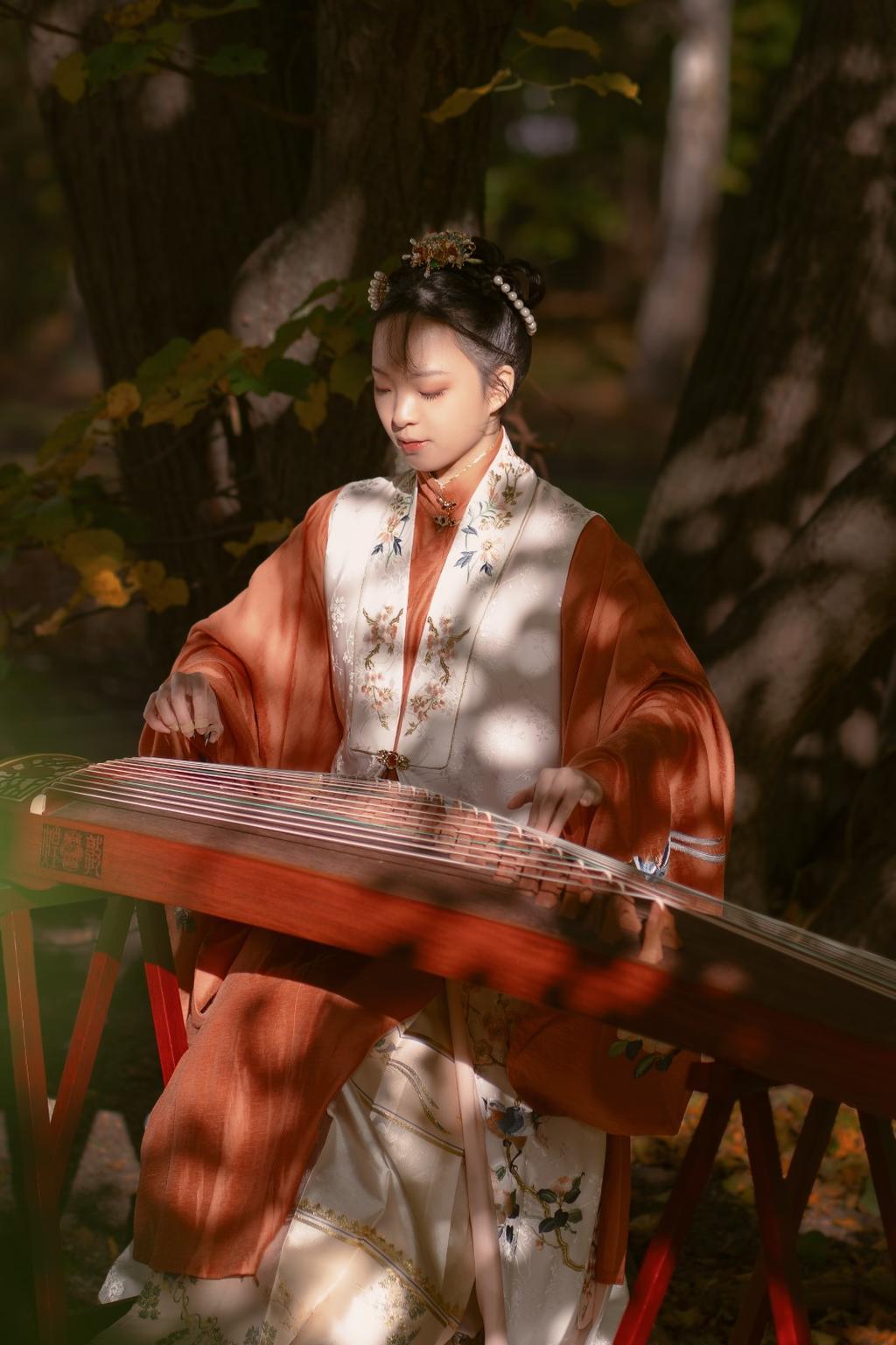 弹古筝的汉服美女翩翩起舞图片