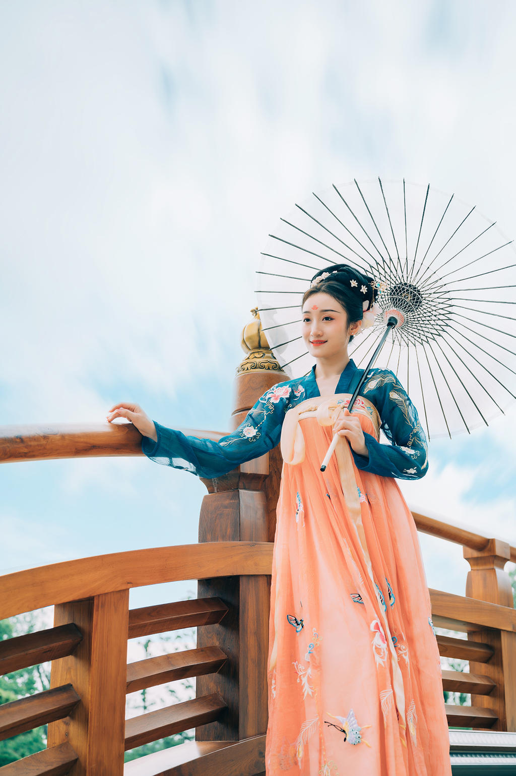 古装美女笑眼盈盈翩翩起舞写真