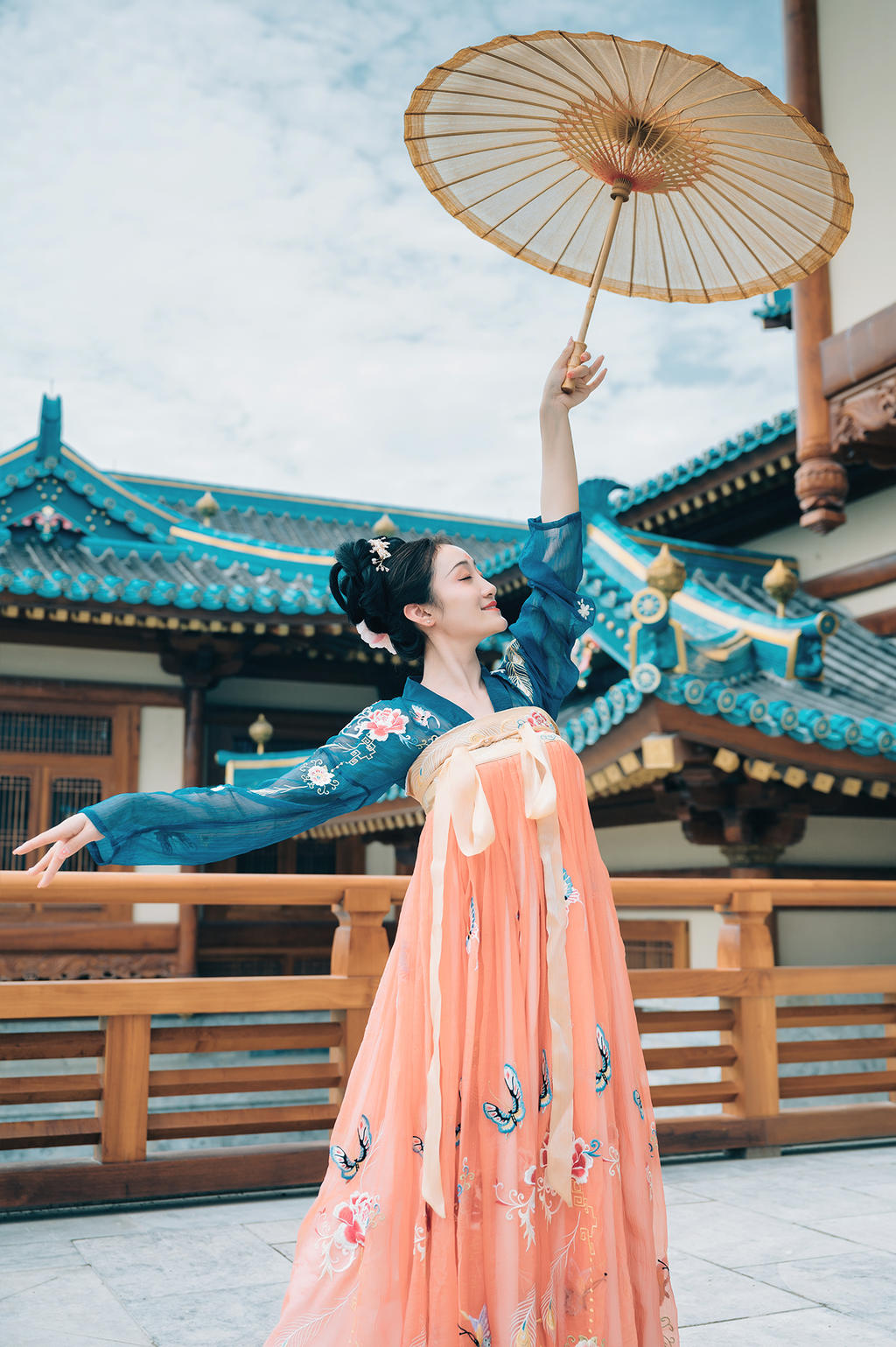 古装美女笑眼盈盈翩翩起舞写真