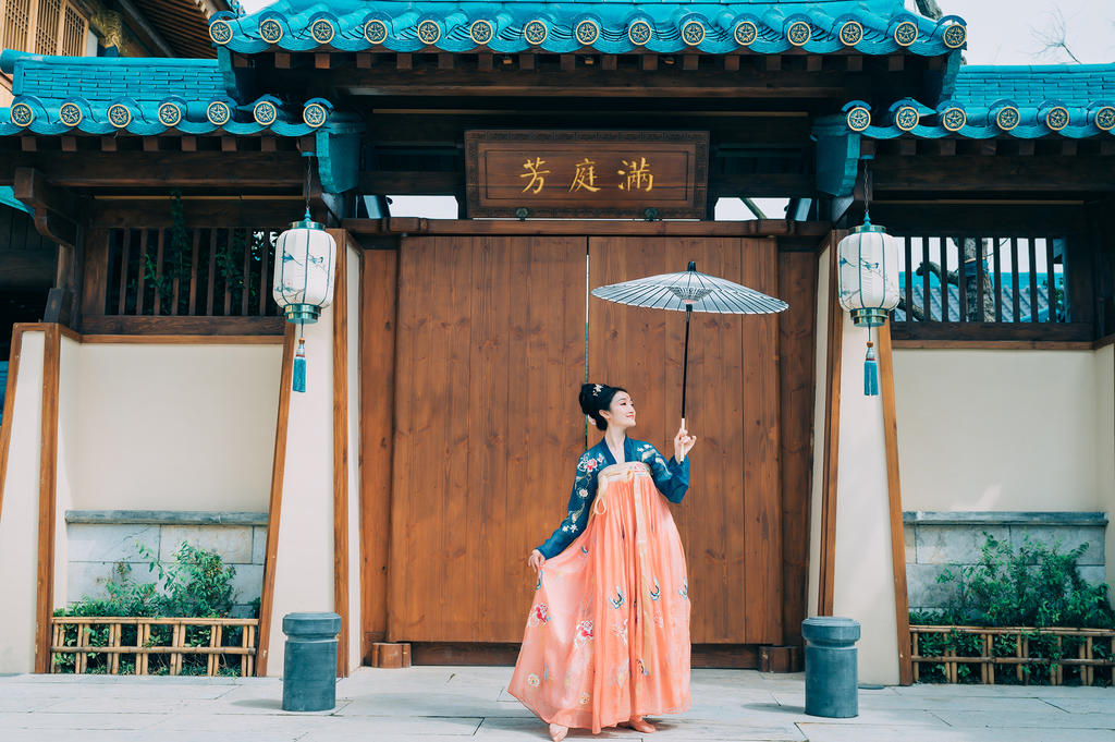 古装美女笑眼盈盈翩翩起舞写真