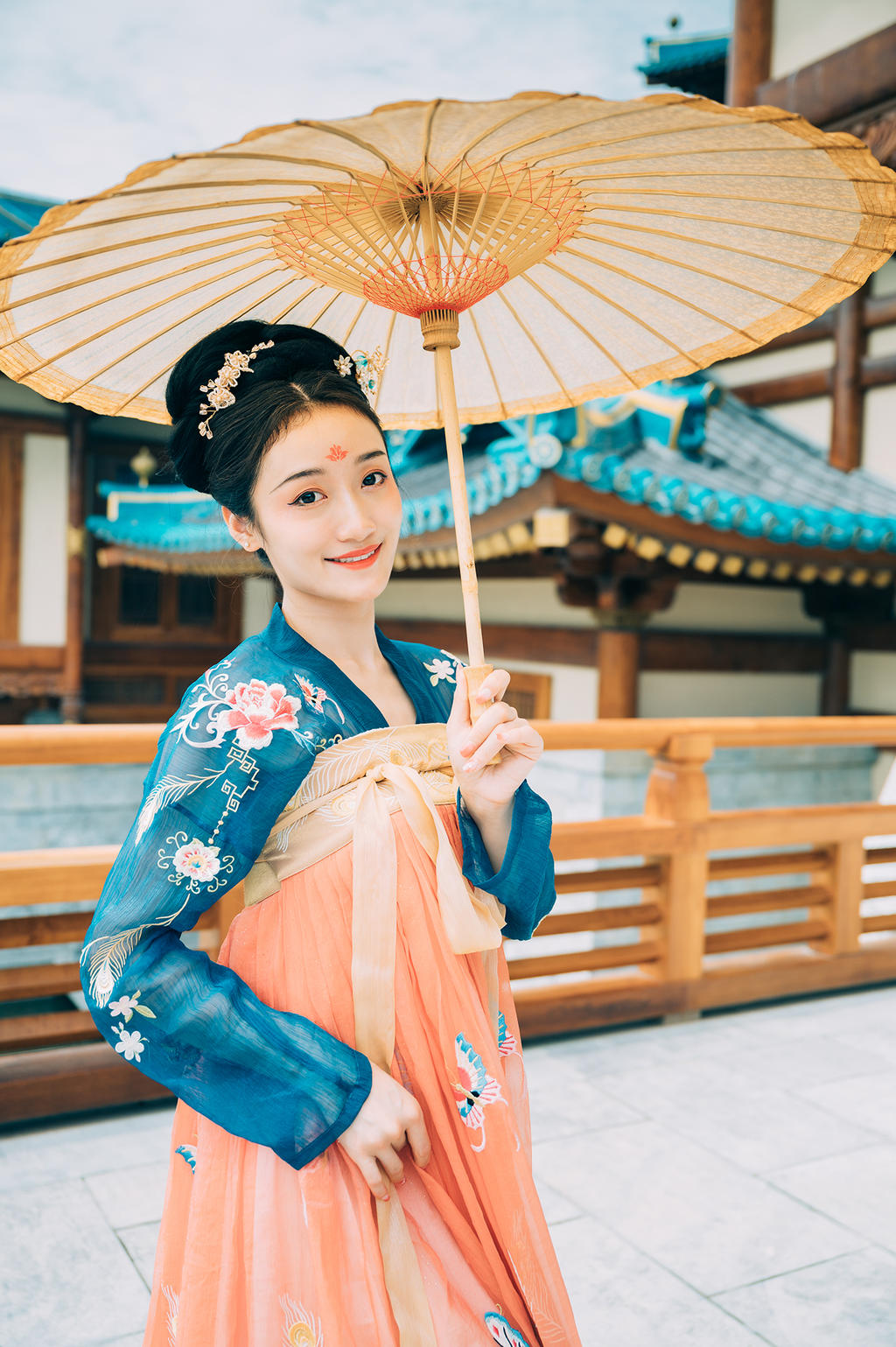 古装美女笑眼盈盈翩翩起舞写真