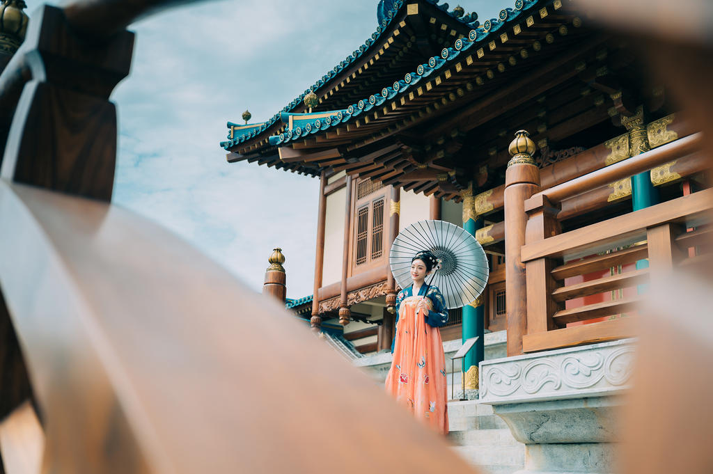 古装美女笑眼盈盈翩翩起舞写真