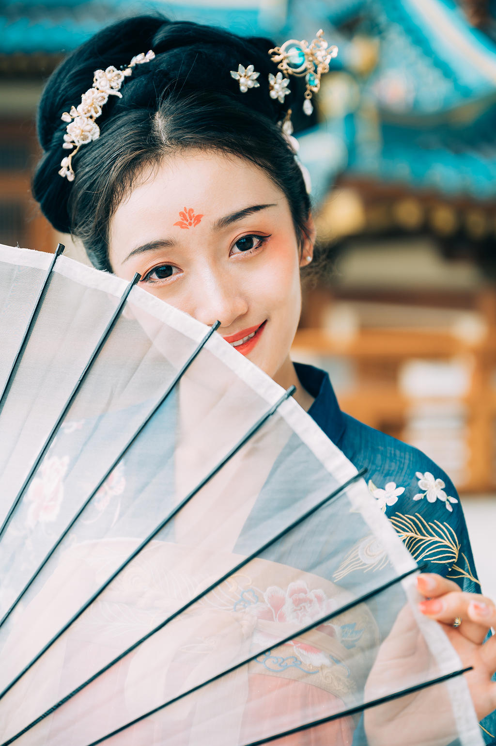 古装美女笑眼盈盈翩翩起舞写真