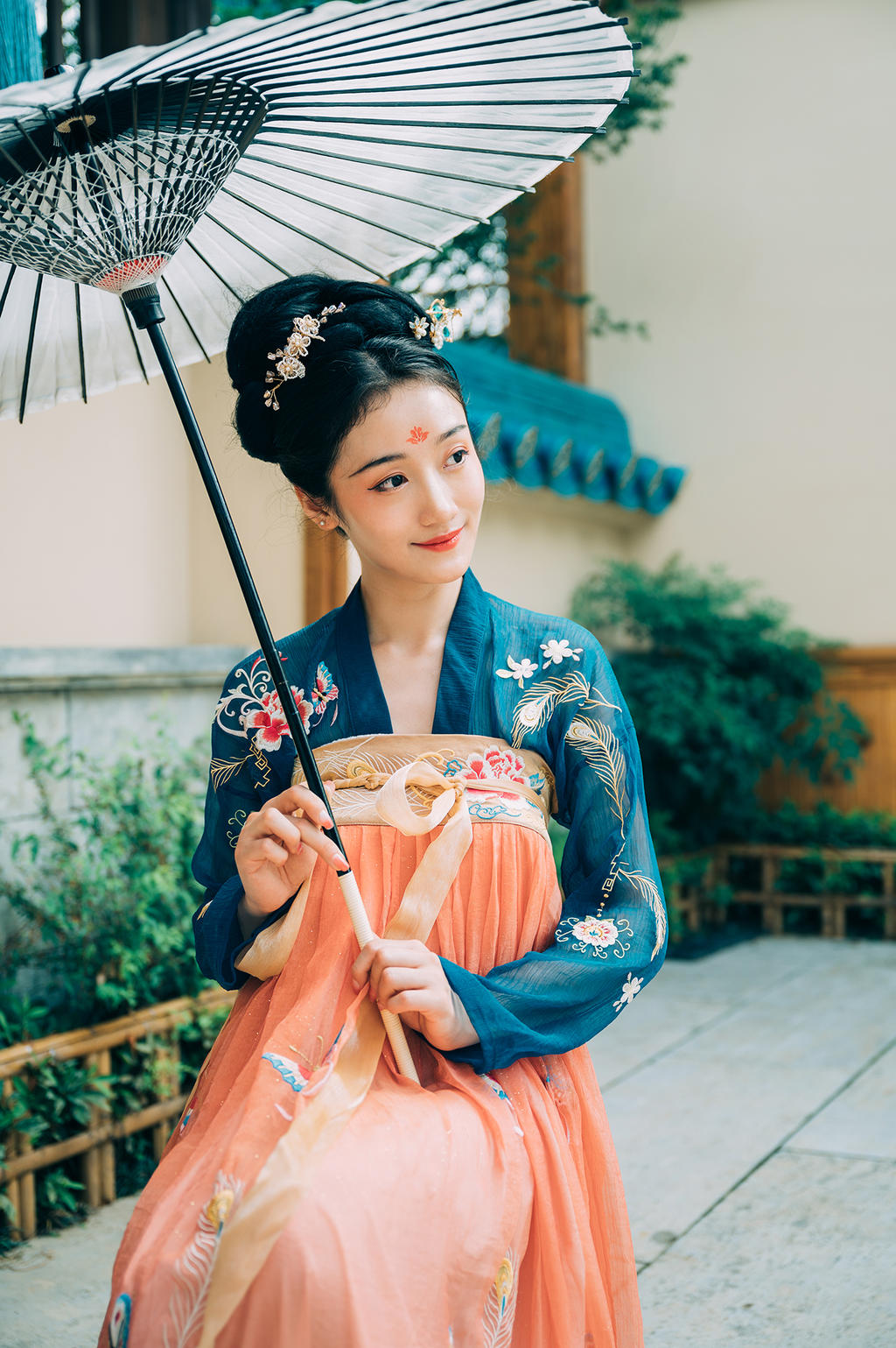 古装美女笑眼盈盈翩翩起舞写真