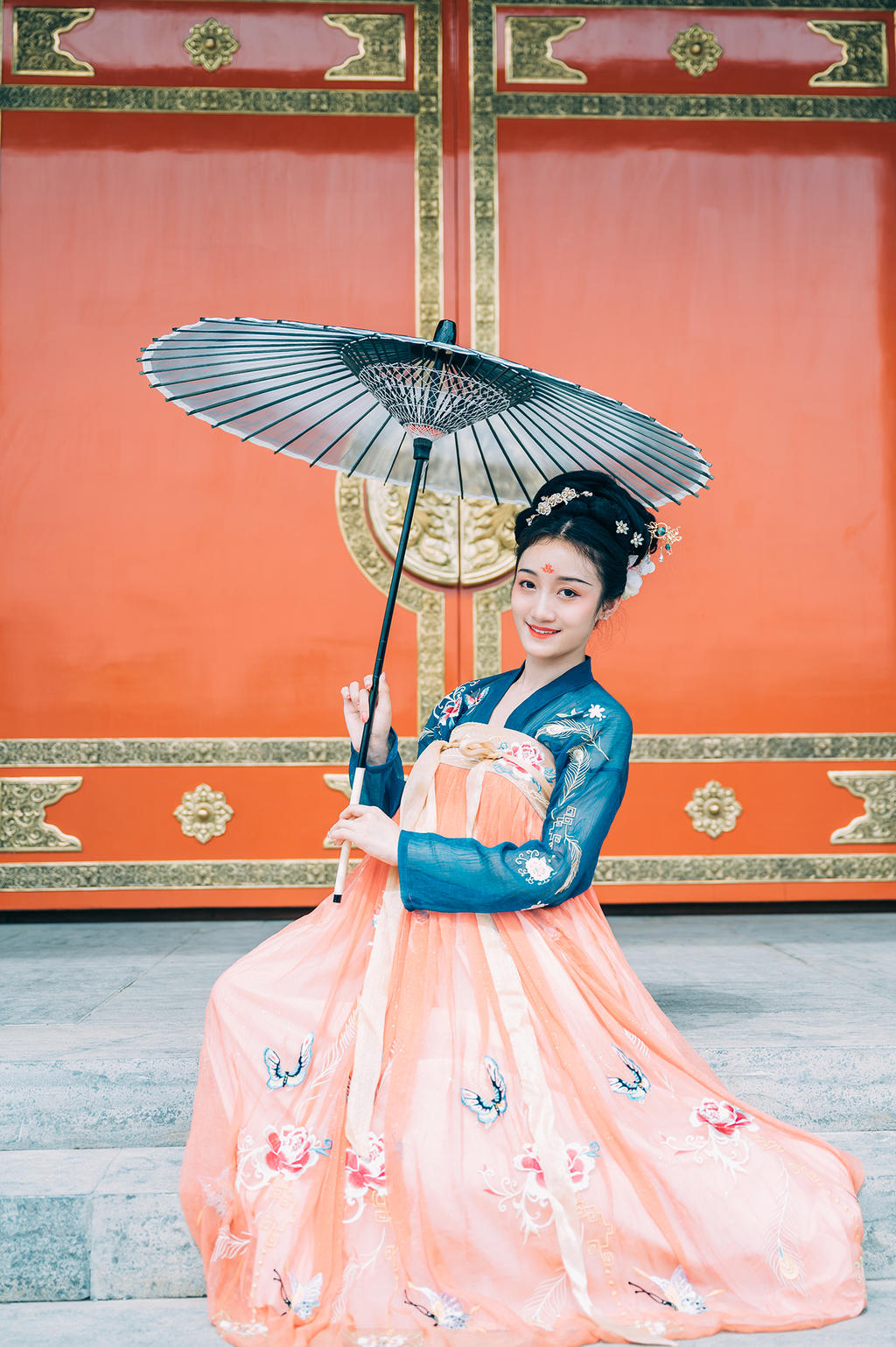 古装美女笑眼盈盈翩翩起舞写真