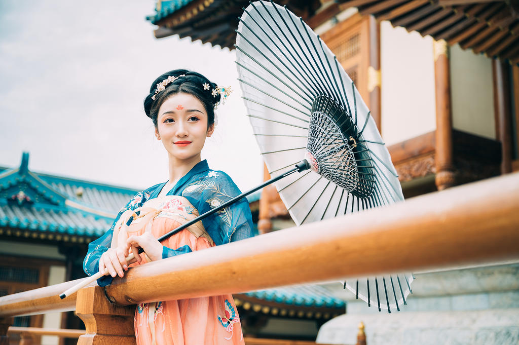 古装美女笑眼盈盈翩翩起舞写真