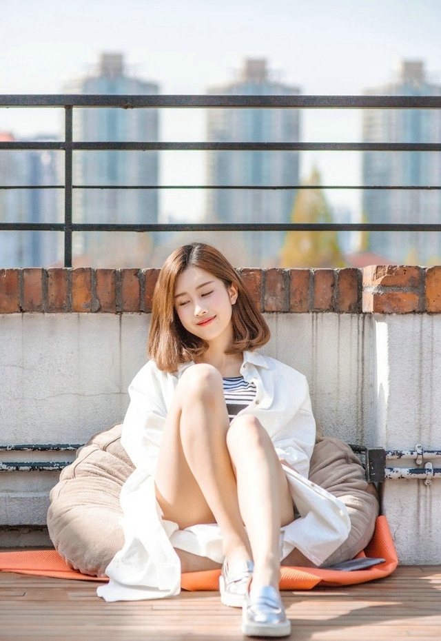 天台美女露齿甜笑美丽大方写真