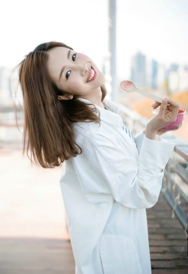 天台美女露齿甜笑美丽大方写真