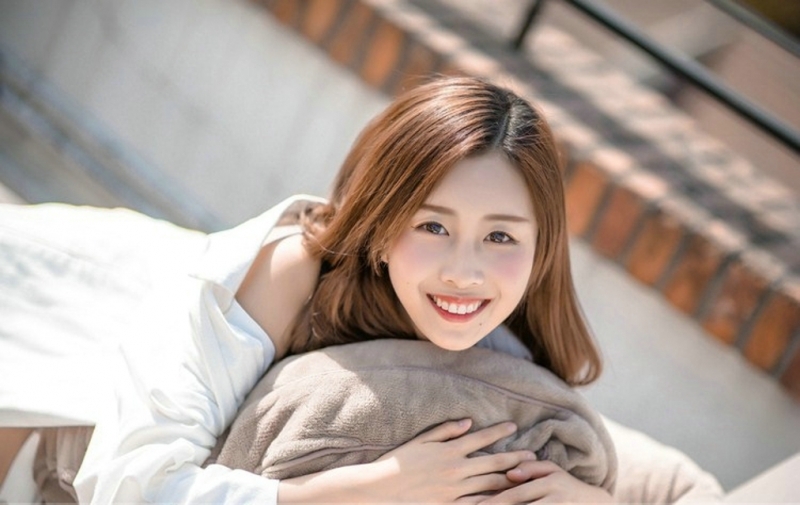 天台美女露齿甜笑美丽大方写真