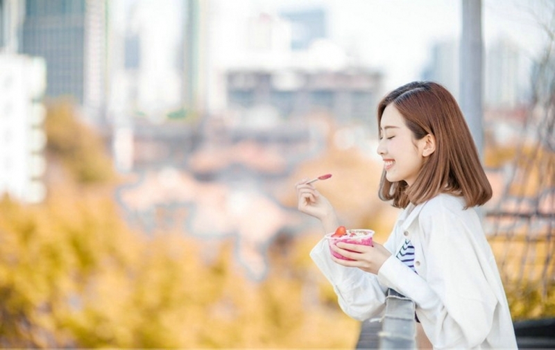 天台美女露齿甜笑美丽大方写真