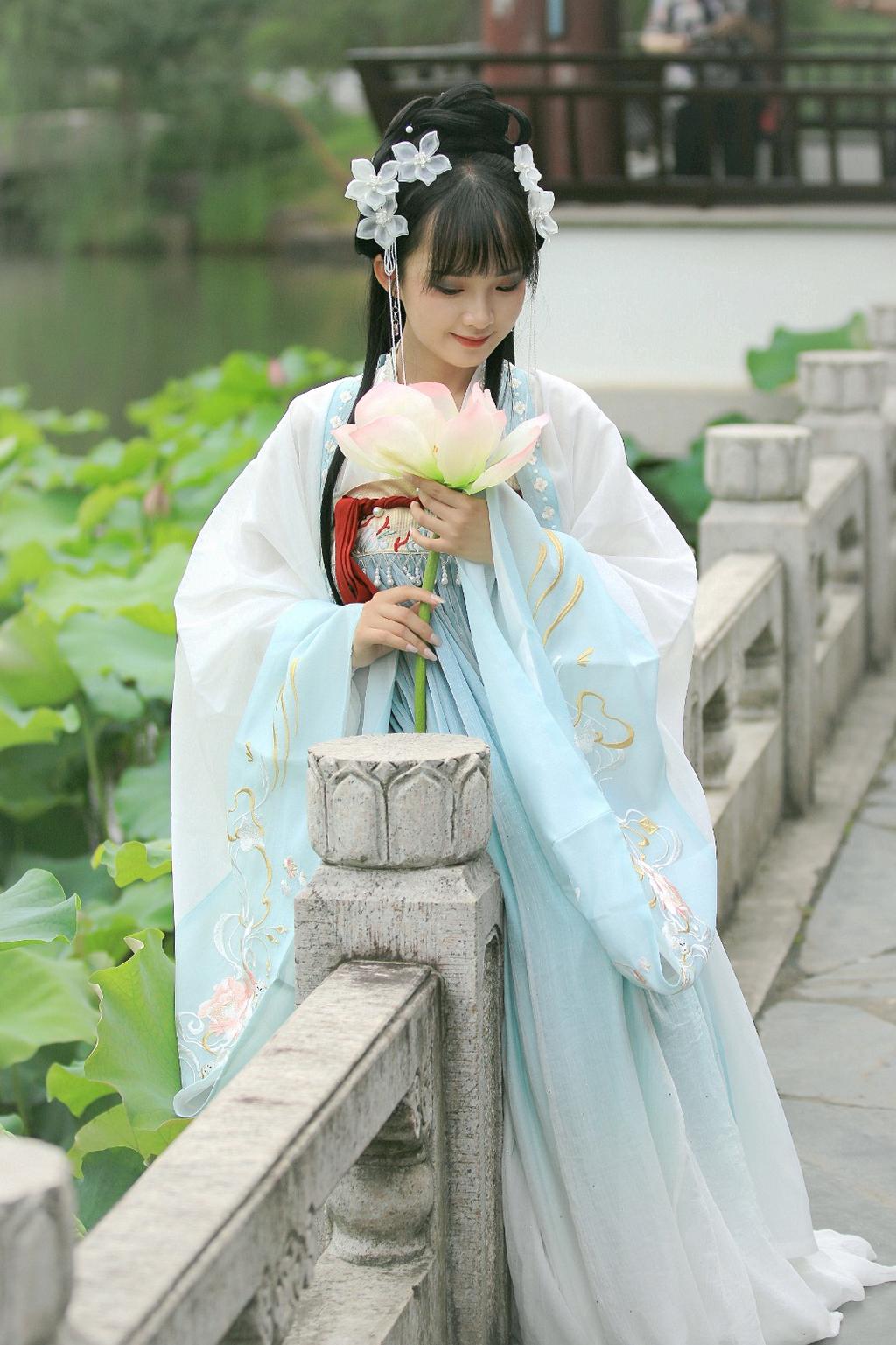 古装美女莲波仙子唯美古风摄影