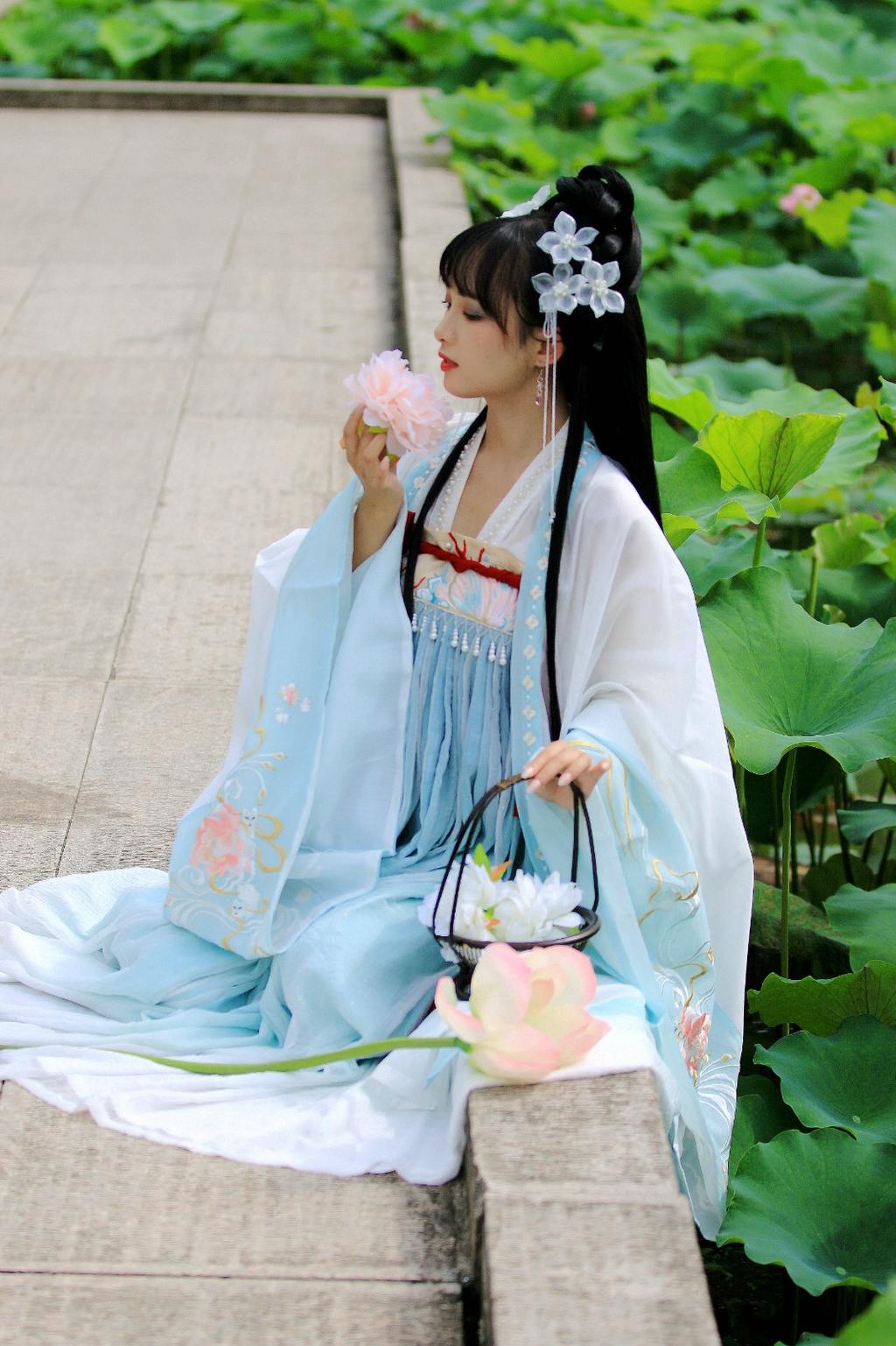 古装美女莲波仙子唯美古风摄影