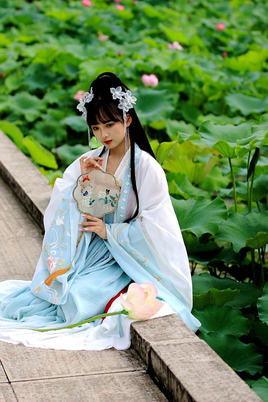 古装美女莲波仙子唯美古风摄影