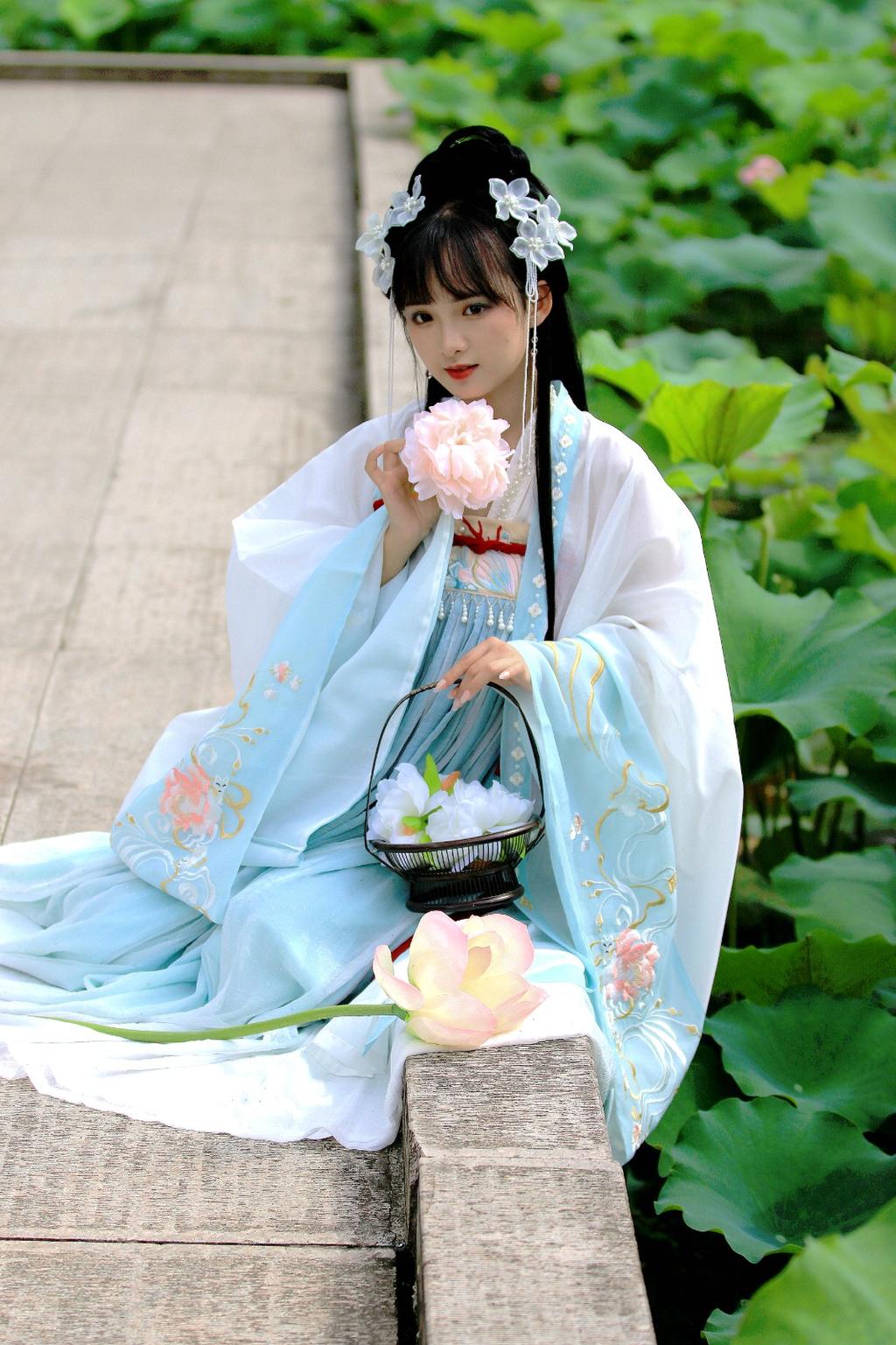 古装美女莲波仙子唯美古风摄影