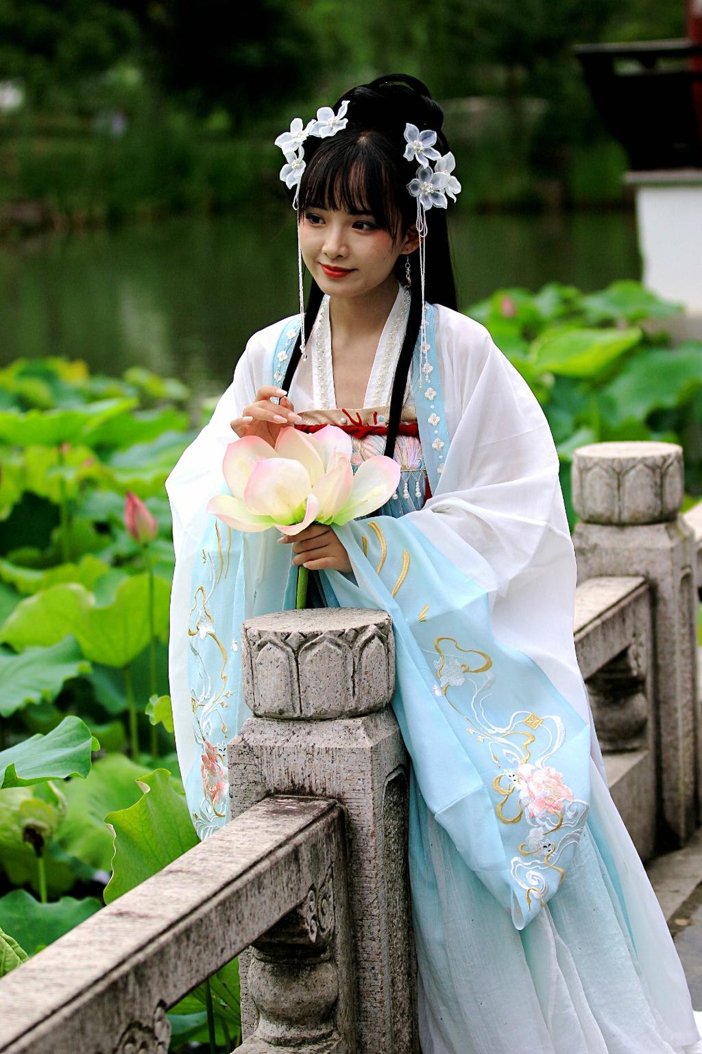 古装美女莲波仙子唯美古风摄影