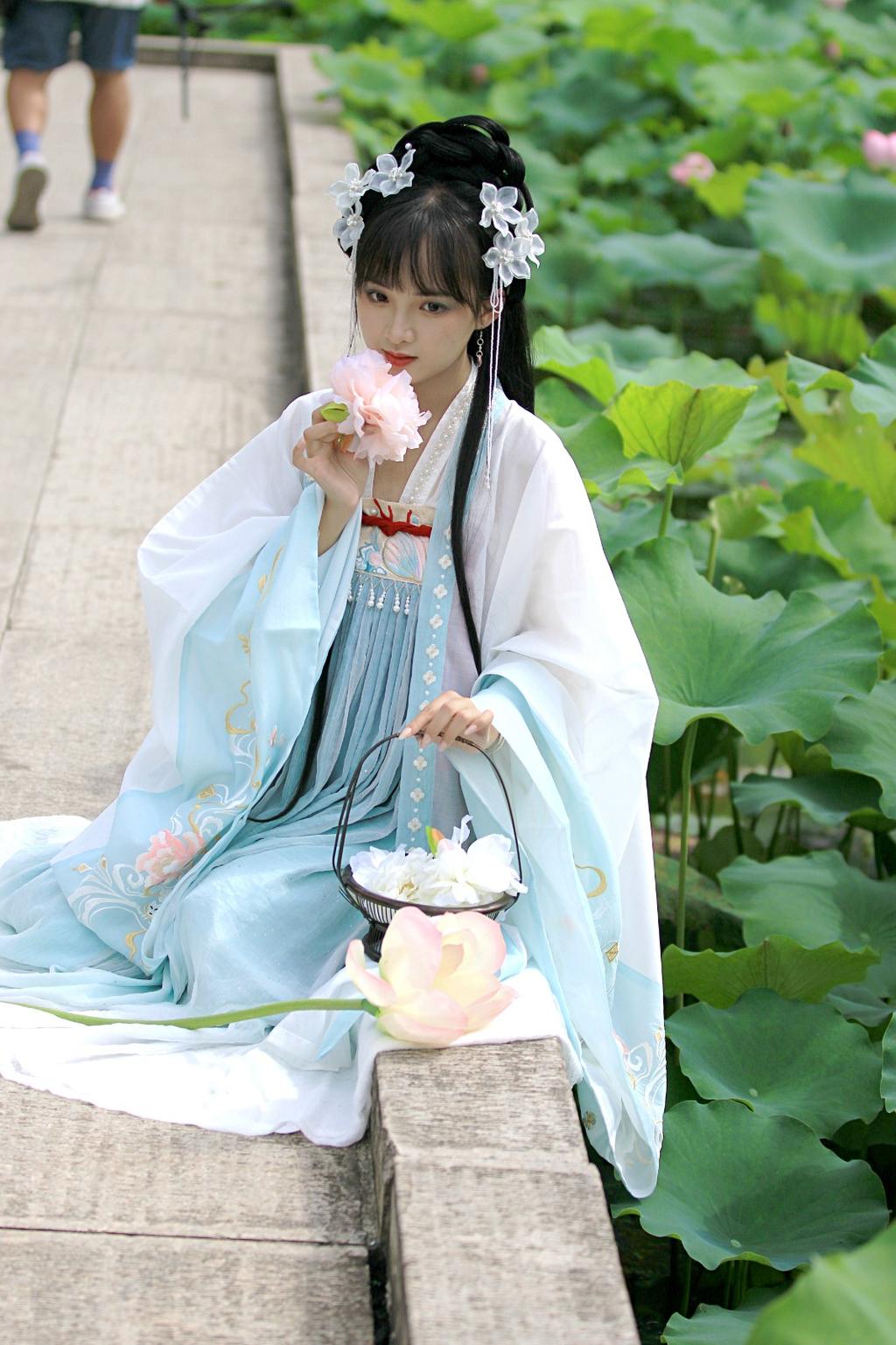 古装美女莲波仙子唯美古风摄影