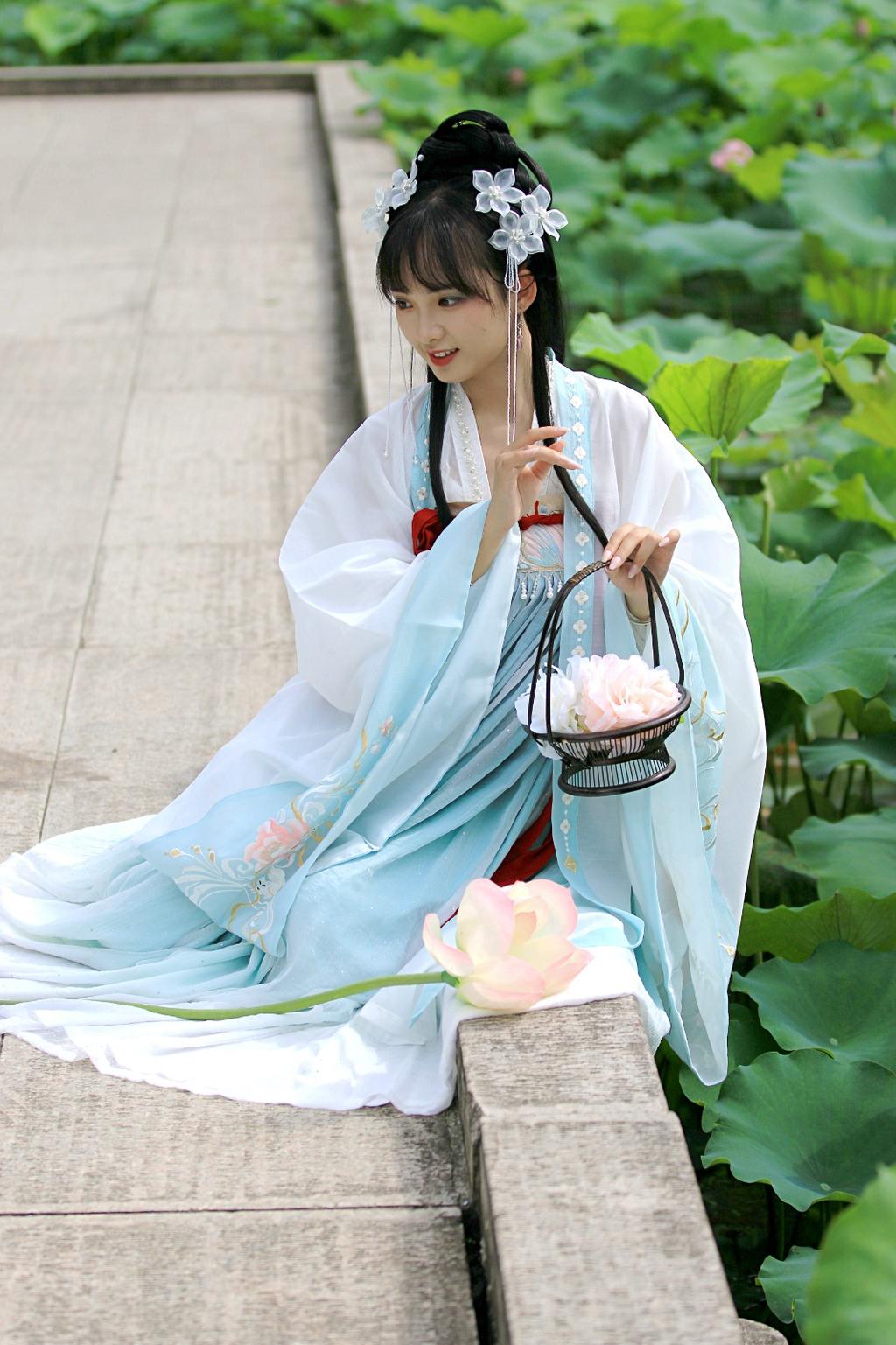 古装美女莲波仙子唯美古风摄影