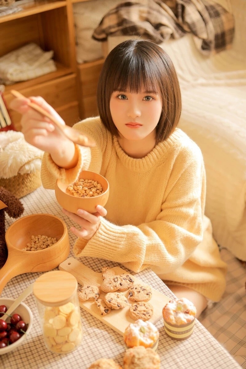 短发美女萝莉超短裤大长腿图片