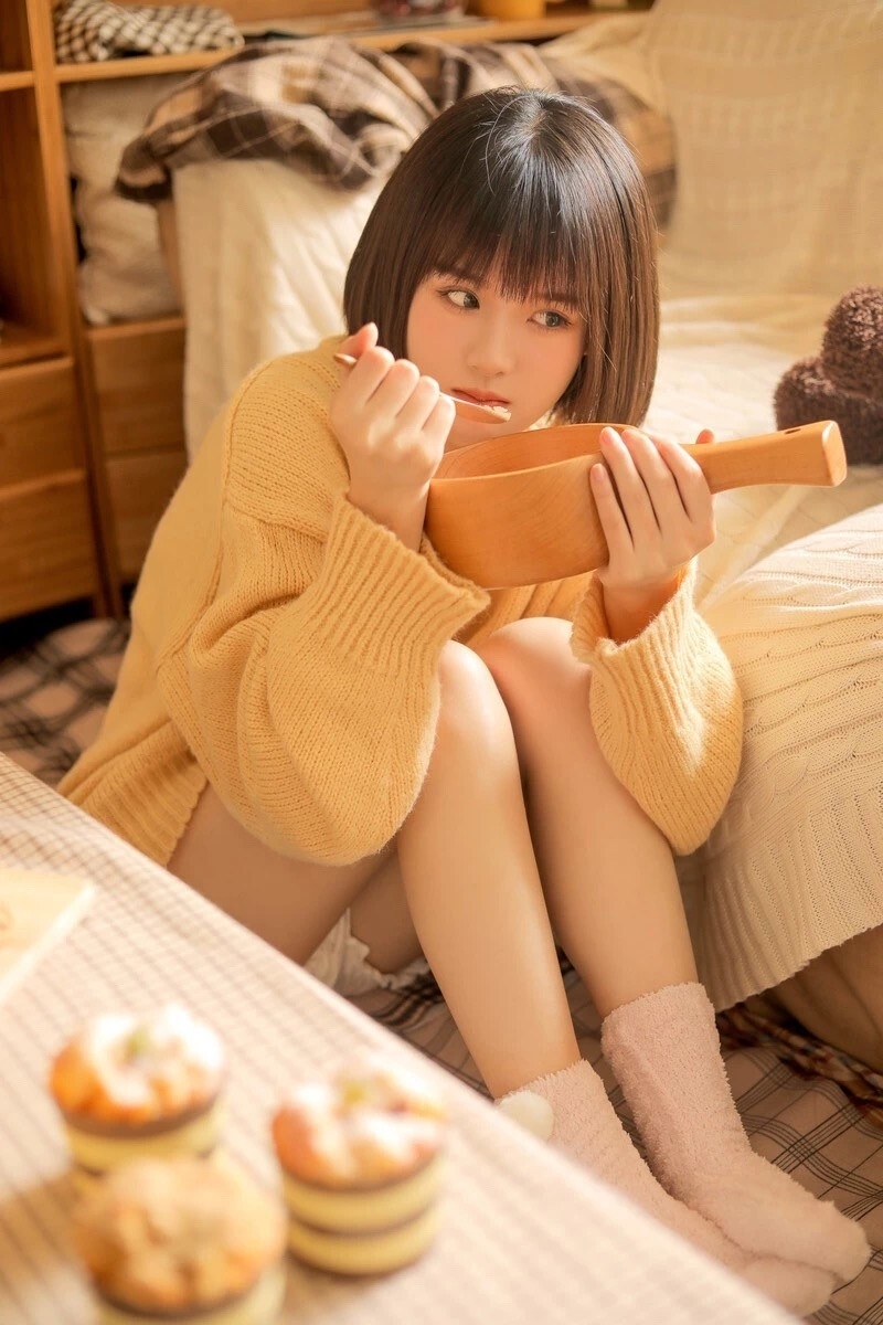 短发美女萝莉超短裤大长腿图片