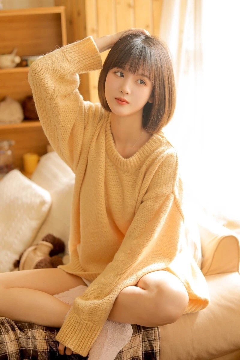 短发美女萝莉超短裤大长腿图片