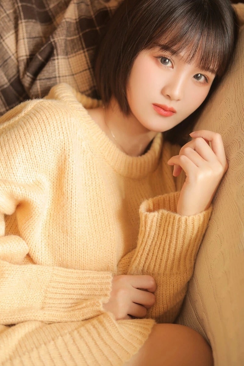 短发美女萝莉超短裤大长腿图片